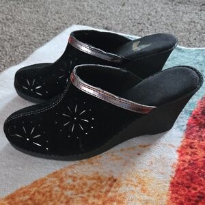 Elegant Suede Black Wedge Mules ✨️⭐️PRE LOVED ✨️⭐️  SIZE 7